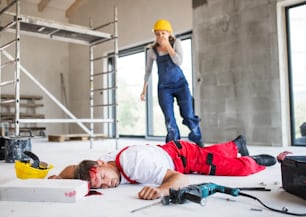 Accidente de un trabajador en la obra. Una mujer encontró a un trabajador herido tendido inconsciente en el suelo.