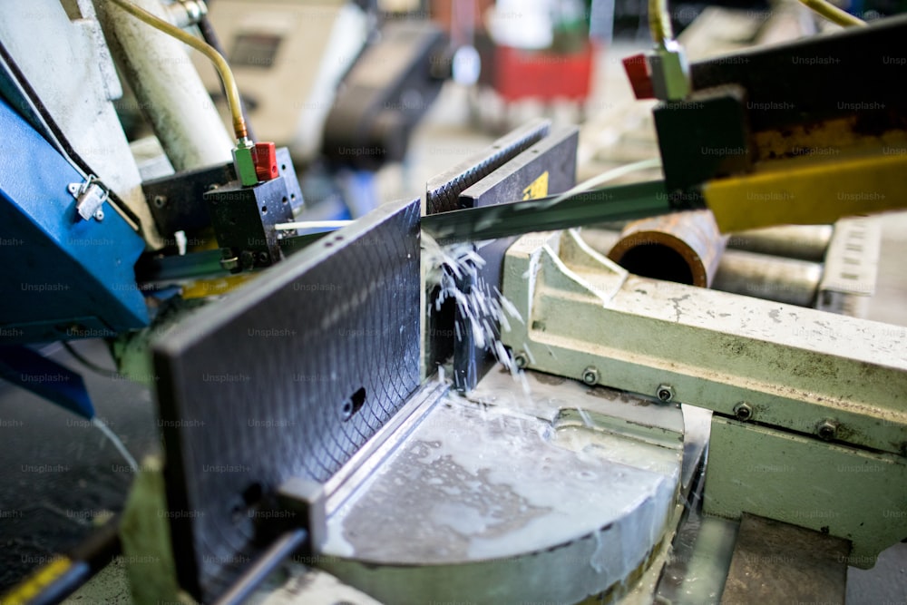 Los grandes detalles de acero están siendo procesados por una máquina de torno contemporánea en la fábrica
