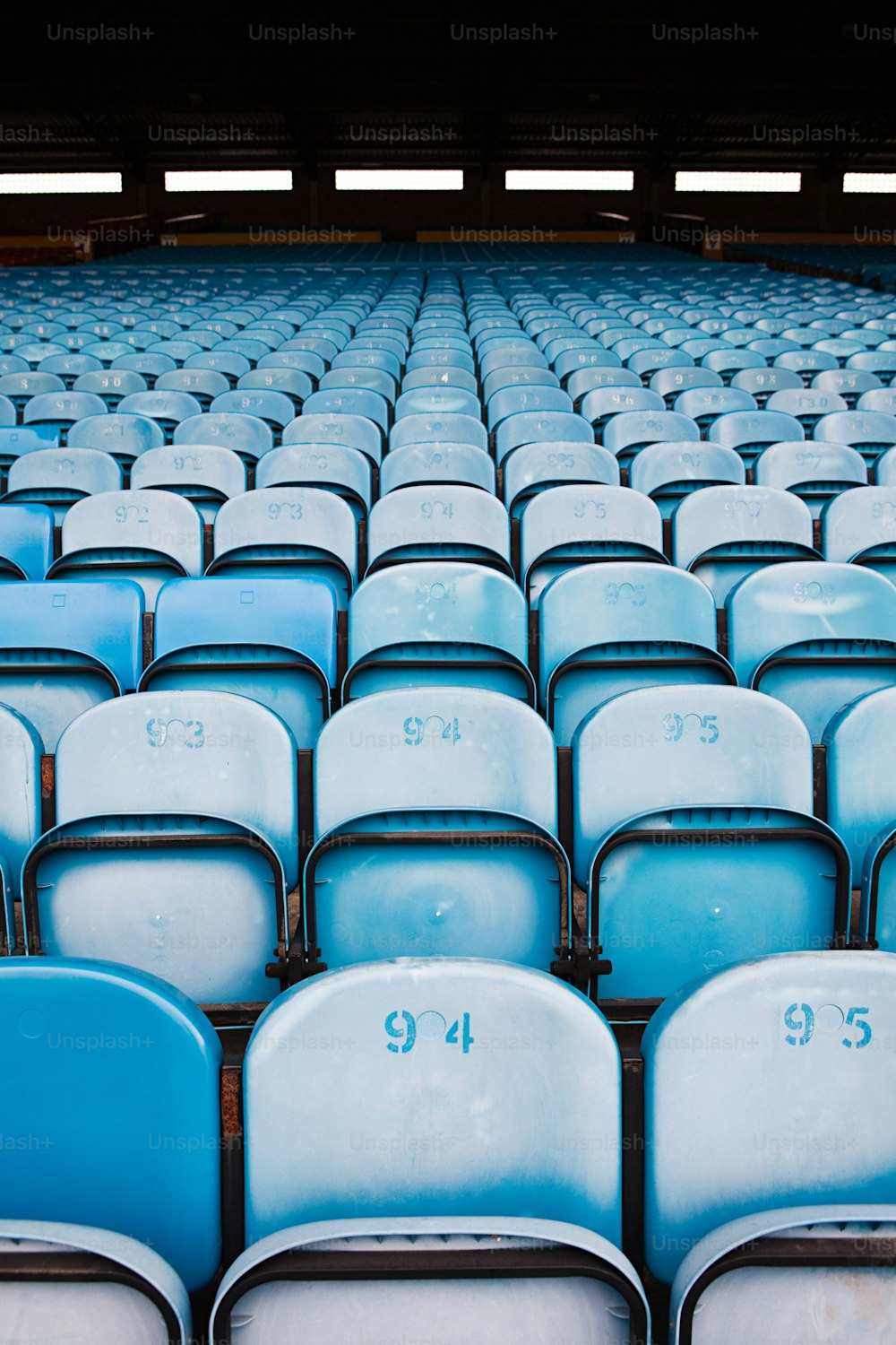 경기장에 파란색과 흰색 좌석이 �줄지어 있습니다