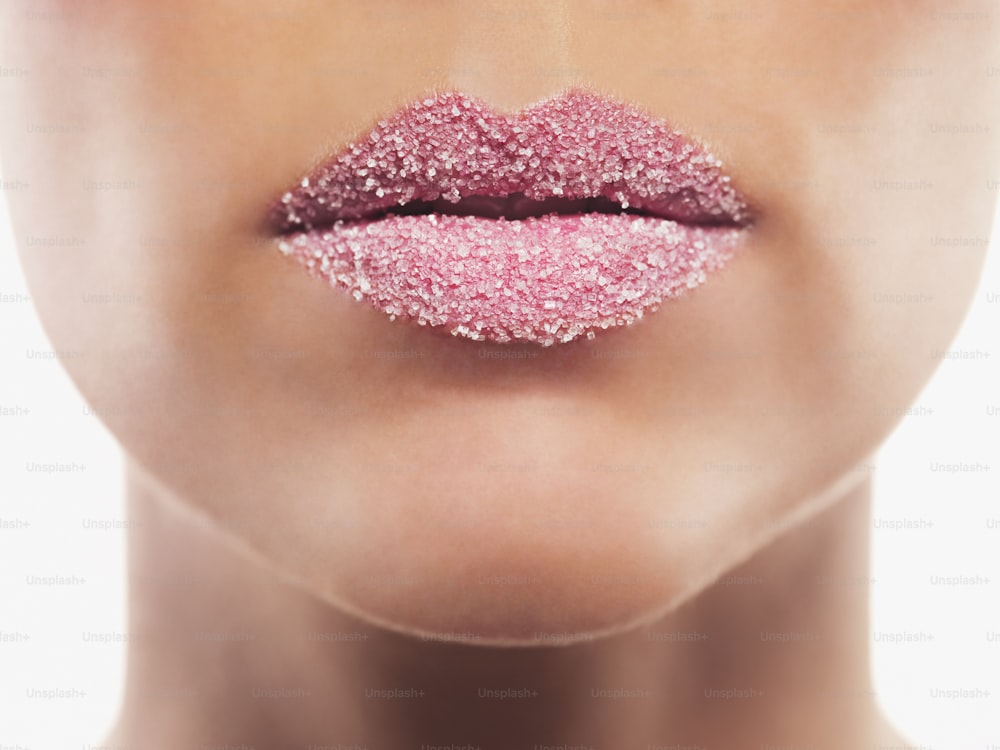 분홍색 반짝이로 뒤덮인 여자의 입술