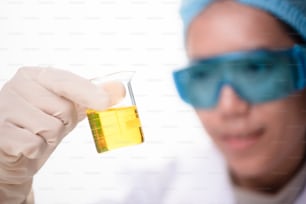 Frasco cônico na mão do cientista com fundo de vidro de laboratório, conceito de pesquisa de laboratório