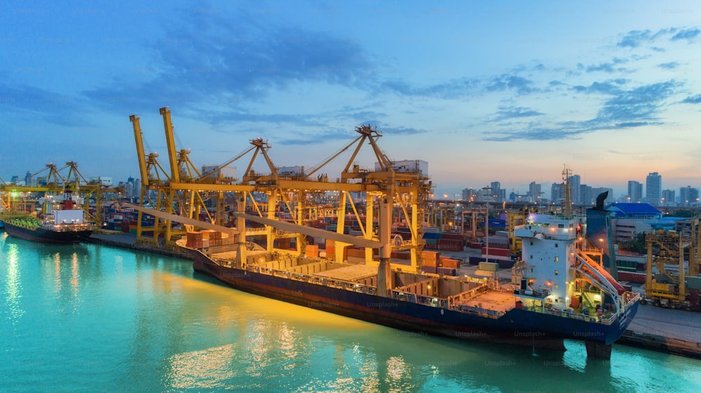 Ponte gru funzionante e nave container vuota presso il magazzino container per la logistica, concetto di importazione ed esportazione.