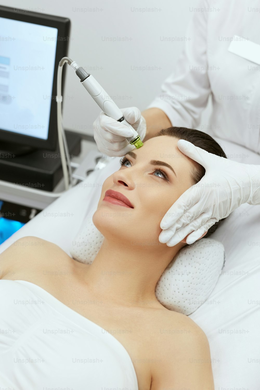 Cuidados com a pele do rosto. Mulher recebendo tratamento de microdermoabrasão esfoliante facial na clínica de estética cosmetologia. Alta Resolução