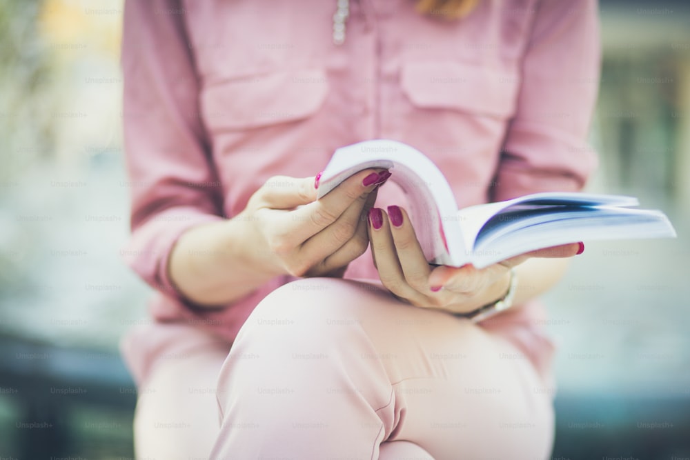Le livre que vous avez entre les mains est important pour votre vie éducative. Femme d’affaires lisant un livre. Gros plan.
