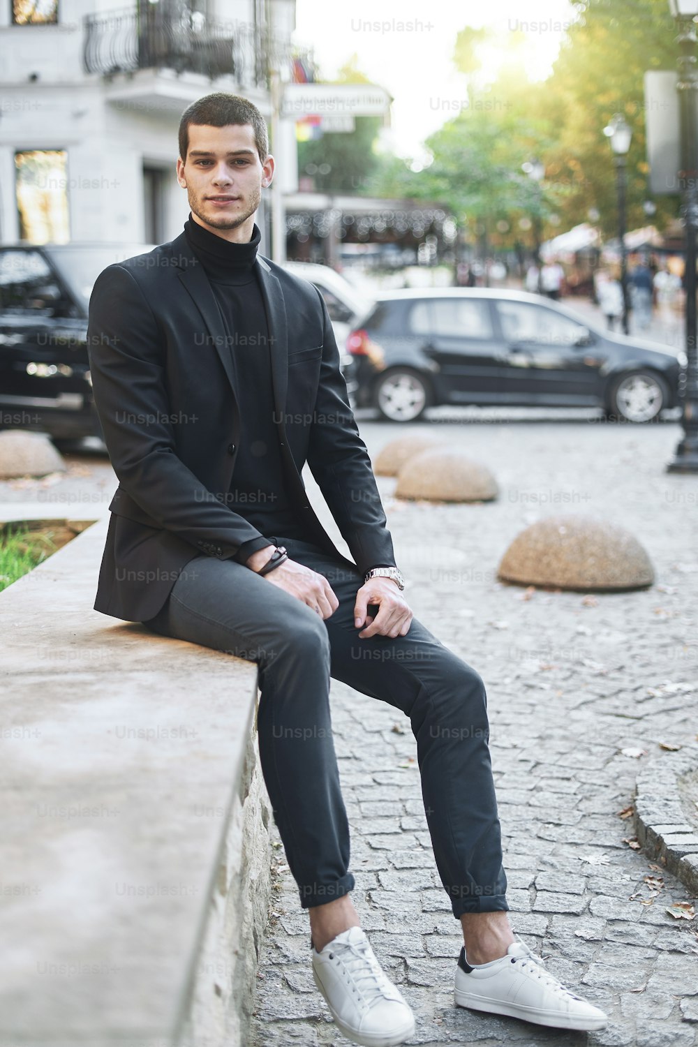 Un giovane imprenditore di successo, che fa una pausa a pranzo, si rilassa seduto in città