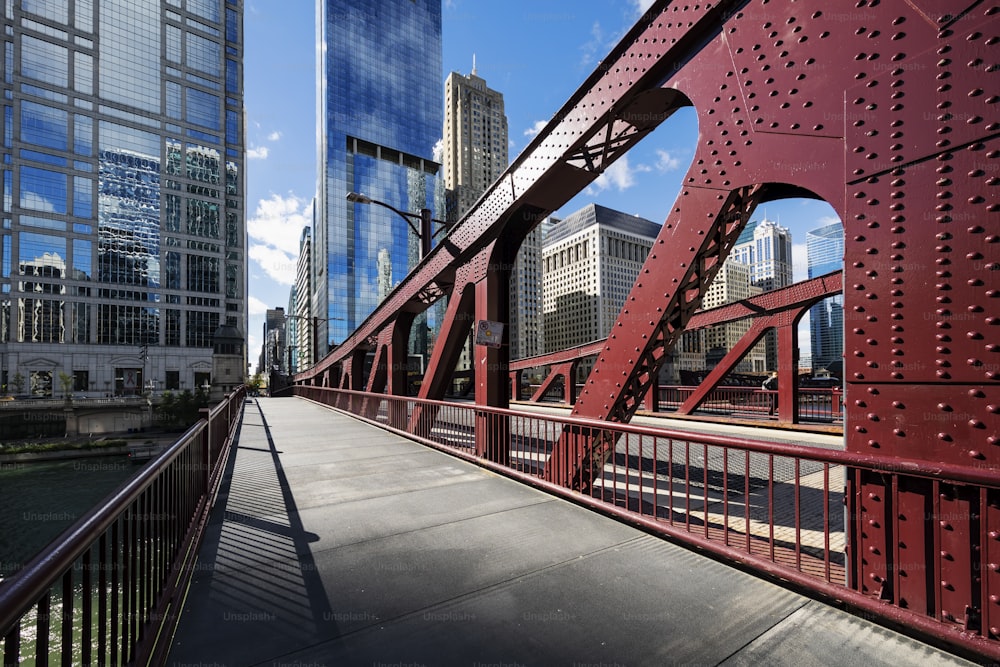シカゴのダウンタウンの橋と建物