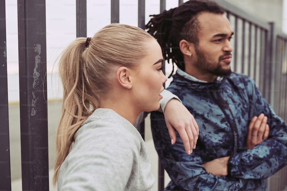 Foto Pareja joven diversa en ropa deportiva que se ve concentrada mientras  están de pie juntos afuera leyendo para salir a correr – Dinamarca Imagen  en Unsplash