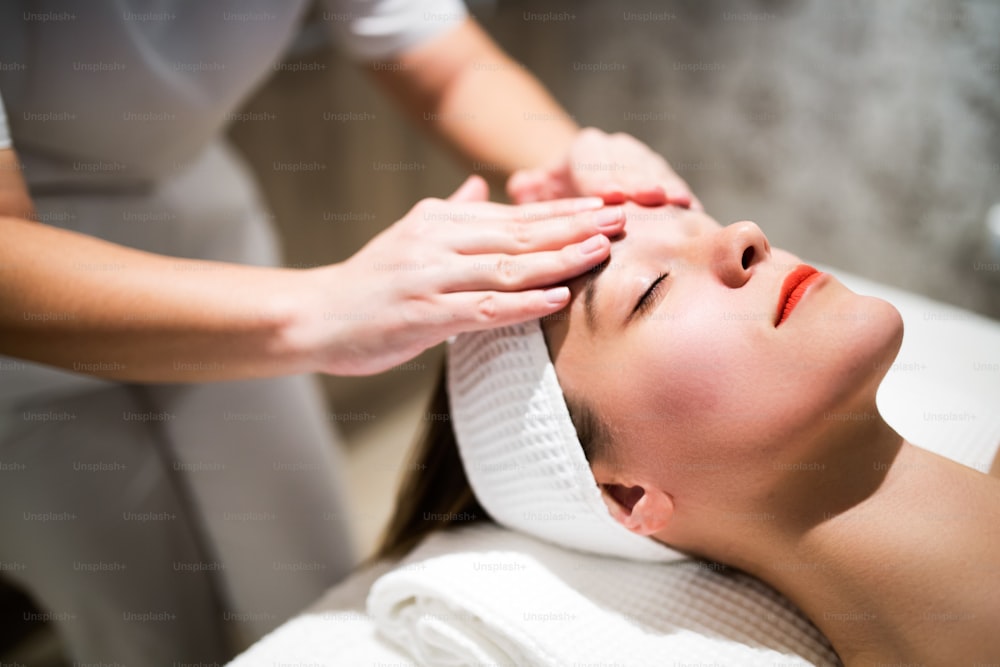 Verjüngende Entspannungsmassage durch Masseur im Massagesalon