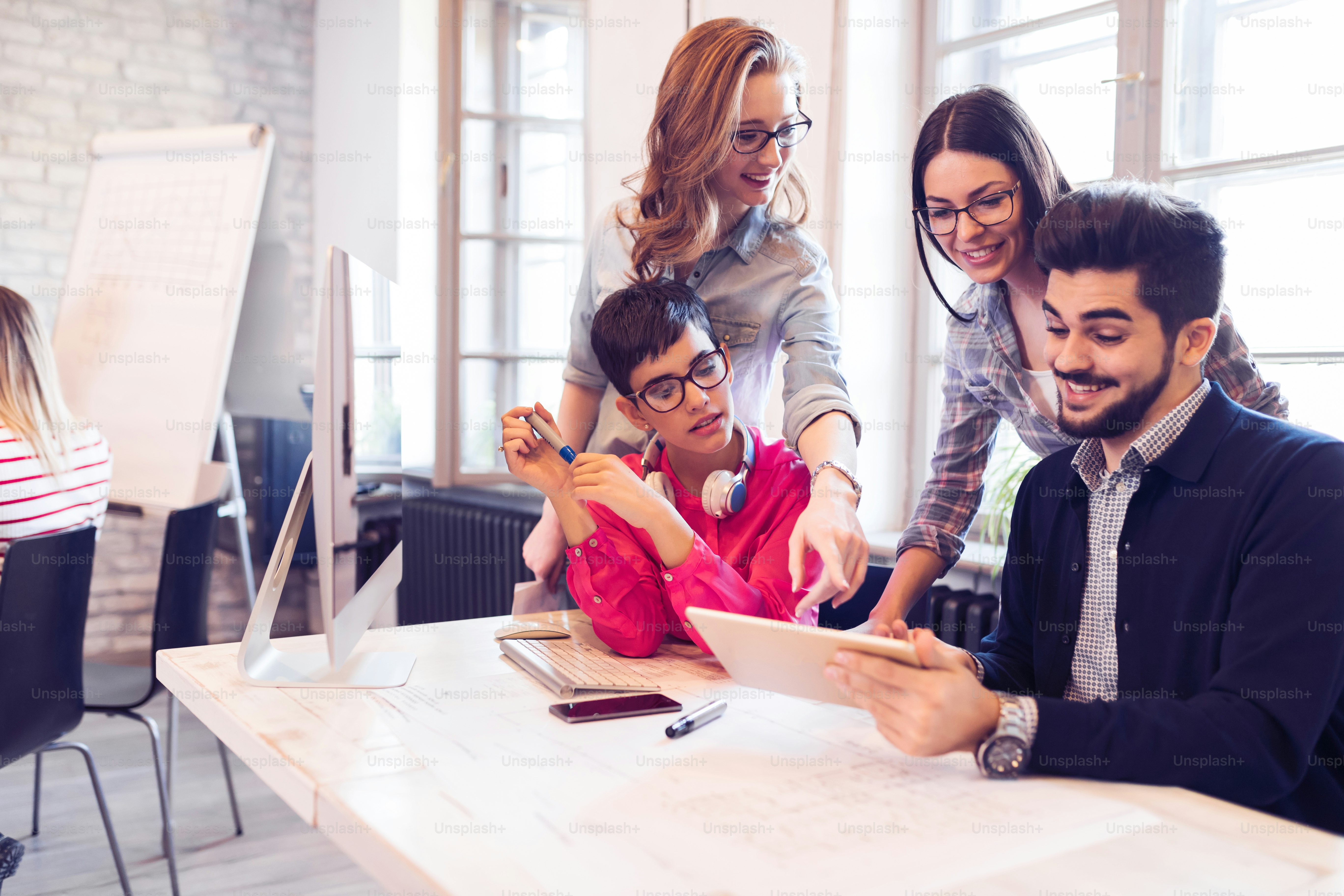 Bild von jungen attraktiven Architekten, die im Büro diskutieren