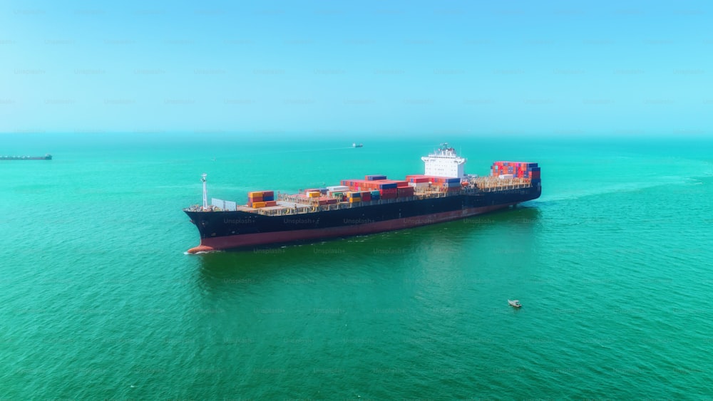 Containerschiff auf dem Meer mit Kopierraum für Logistikverschiffung, Import-Export-Transportkonzept.