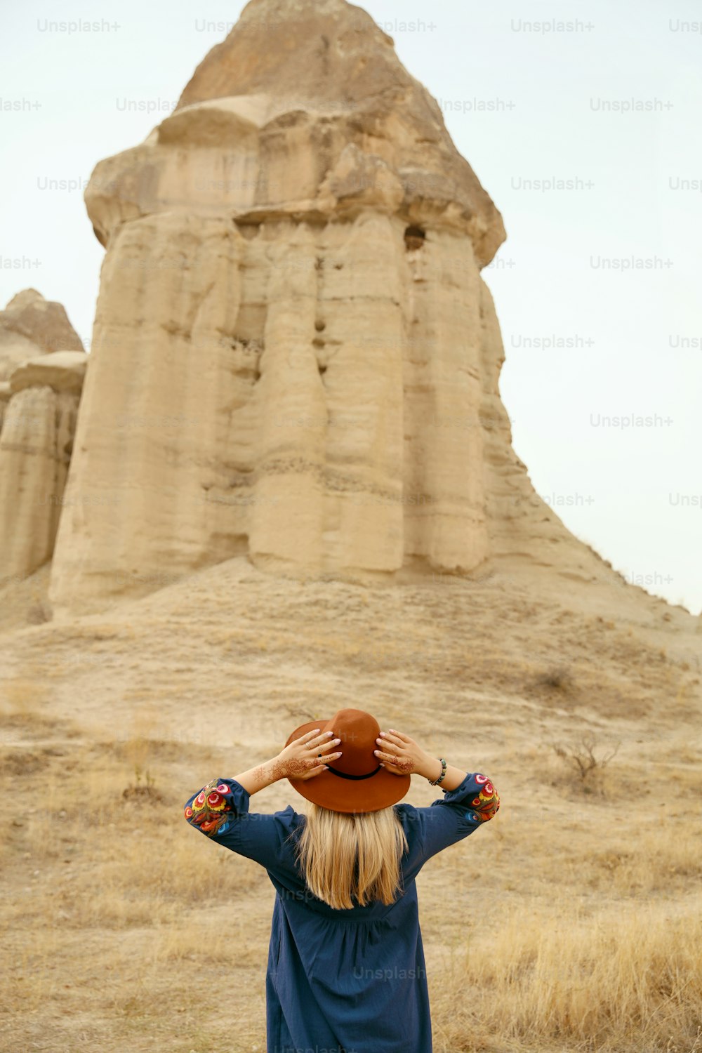 Viaggio. Bella donna in abito e cappello in viaggio verso la valle dell'amore, esplorando la natura della Cappadocia Turchia. Alta risoluzione