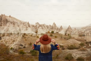 Menschen reisen. Schöne Frau mit Hut, die im Rock Valley reist und die Naturlandschaft erkundet. Hohe Auflösung