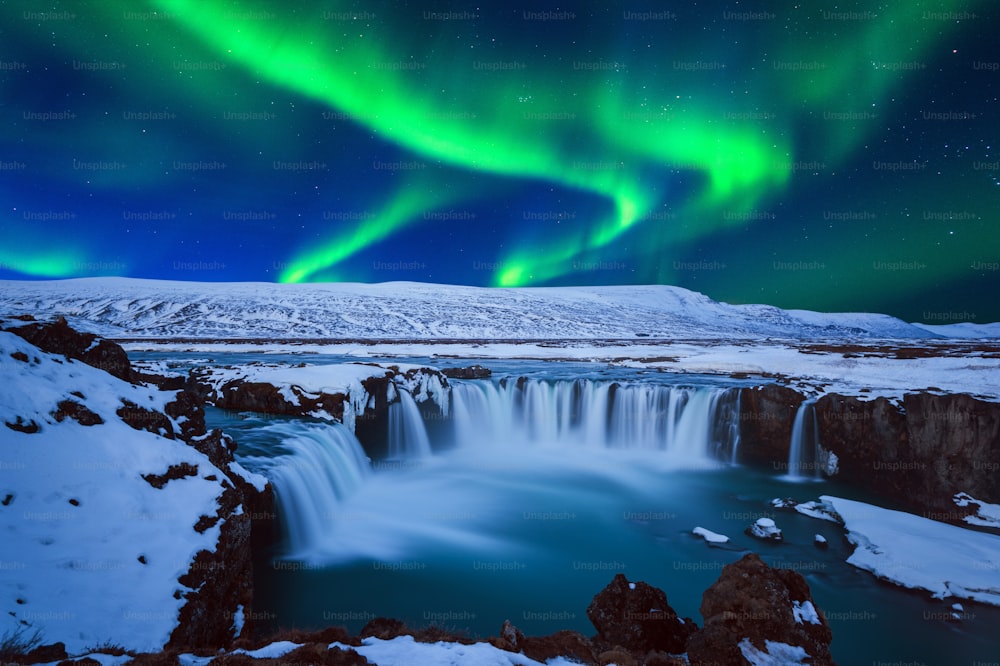 Aurore boréale, aurore boréale à la cascade de Godafoss en hiver, Islande.