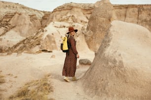 Femme voyageant dans la nature. Fille voyageuse en chapeau et sac à dos explorant la nature sauvage. Haute résolution