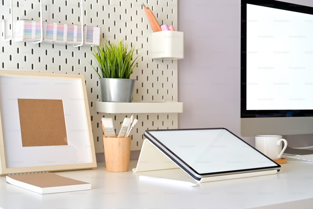 Décor de bureau à domicile avec maquette, tablette à écran blanc et ordinateur de bureau. Espace de travail minimal
