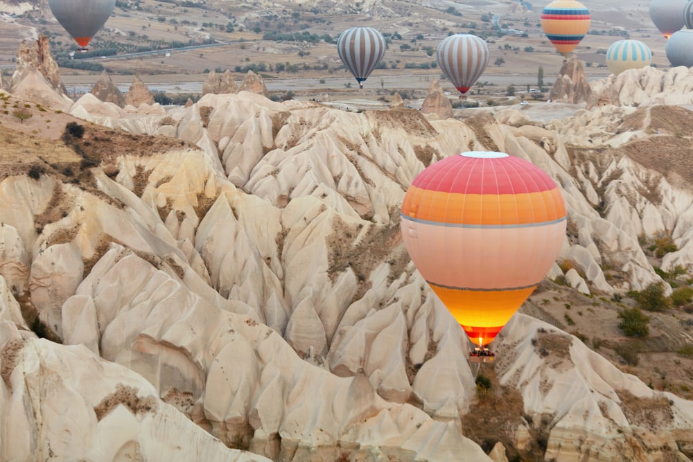 Balões de ar quente coloridos voando no céu acima das montanhas na Capadócia. Alta Resolução