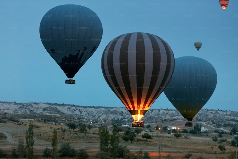 旅行。早朝に渓谷の上空を飛ぶ熱気球。トルコのカッパドキアで気球を飛ばす。高解像度