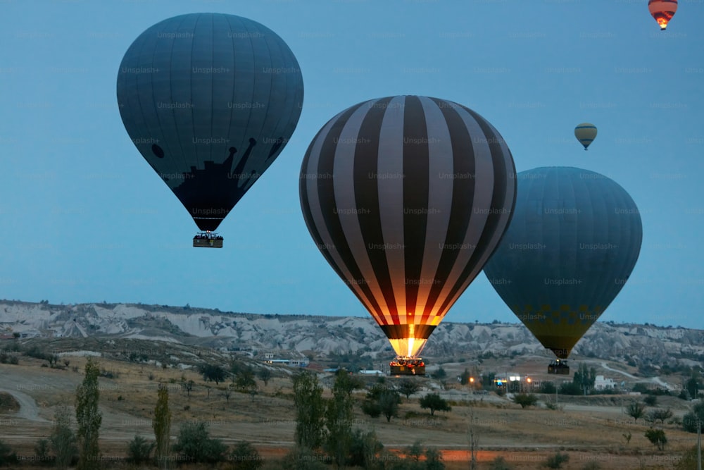 Viajar. Globos aerostáticos volando sobre el valle temprano en la mañana. Vuelo en globo en Capadocia, Turquía. Alta resolución