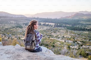 Donna escursionista visita il parco nazionale di Yosemite in California