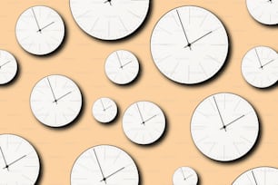 Classico modello di mimimalismo dell'orologio da parete su sfondo beige pastello