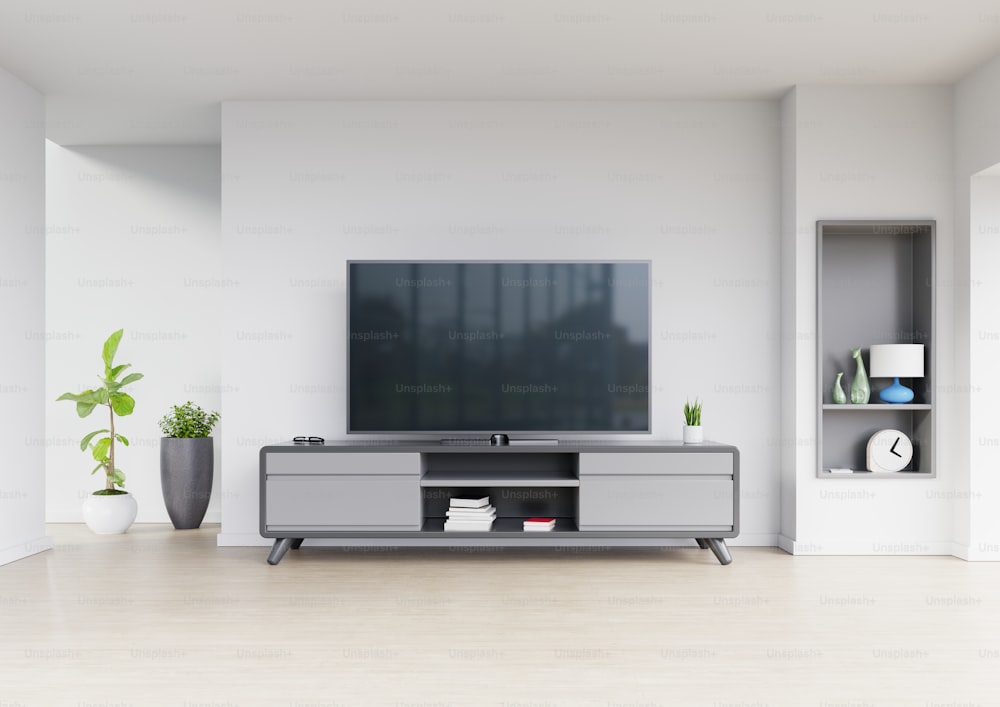 Diseño de TV en el interior del gabinete habitación moderna con plantas, estante, lámpara en pared blanca, renderizado 3D