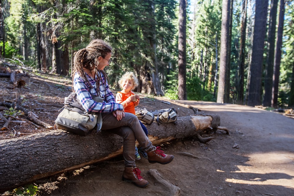 유아와 함께 어머니가 미국 캘리포니아의 요세미티 국립 공원을 방문합니다.