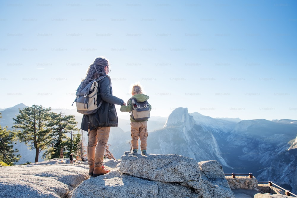 Mãe com filho visitam o parque nacional de Yosemite, na Califórnia