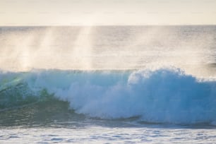 Gran ola de oleaje con espuma blanca de alta energía, impacto perfecto para la actividad de surf y bodyboard - peligro con el agua del océano - lugar tropical para el concepto de vacaciones con mar azul