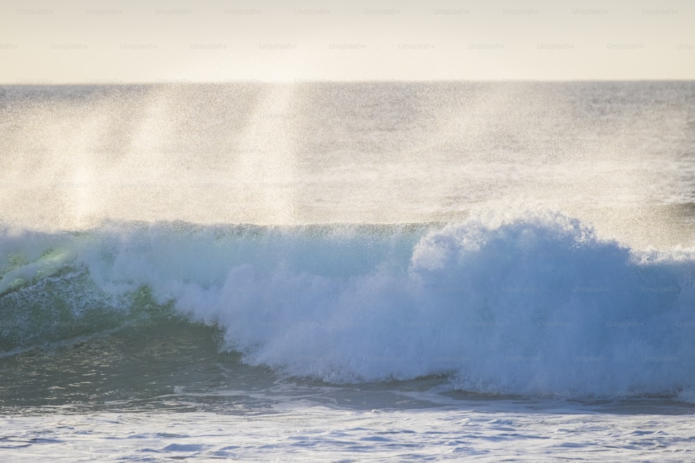 하얀 거품이 있는 큰 팽창 파도 높은 에너지 충격 서핑 및 바디 보드 활동에 적합 - 바닷물의 위험 - 푸른 바다가 있는 휴가 컨셉을 위한 열대 장소