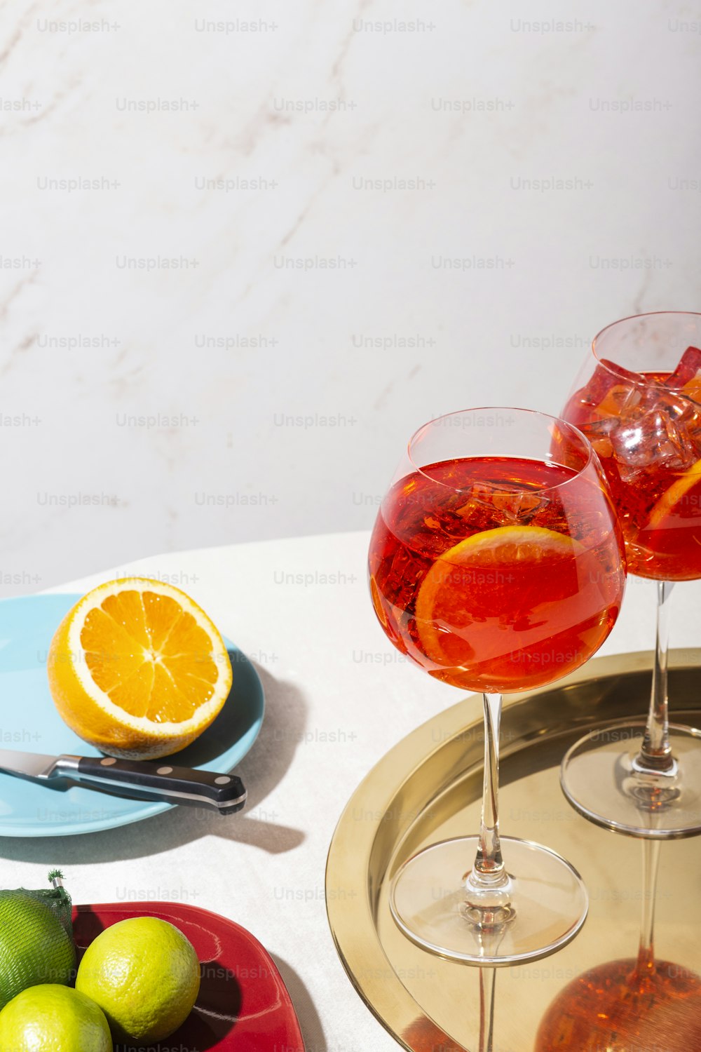 Spritz veneziano, un cóctel IBA con Prosecco o vino espumoso blanco, amargo, refresco, hielo y una rodaja de naranja, en un cáliz sobre una mesa, estilo pop graphic