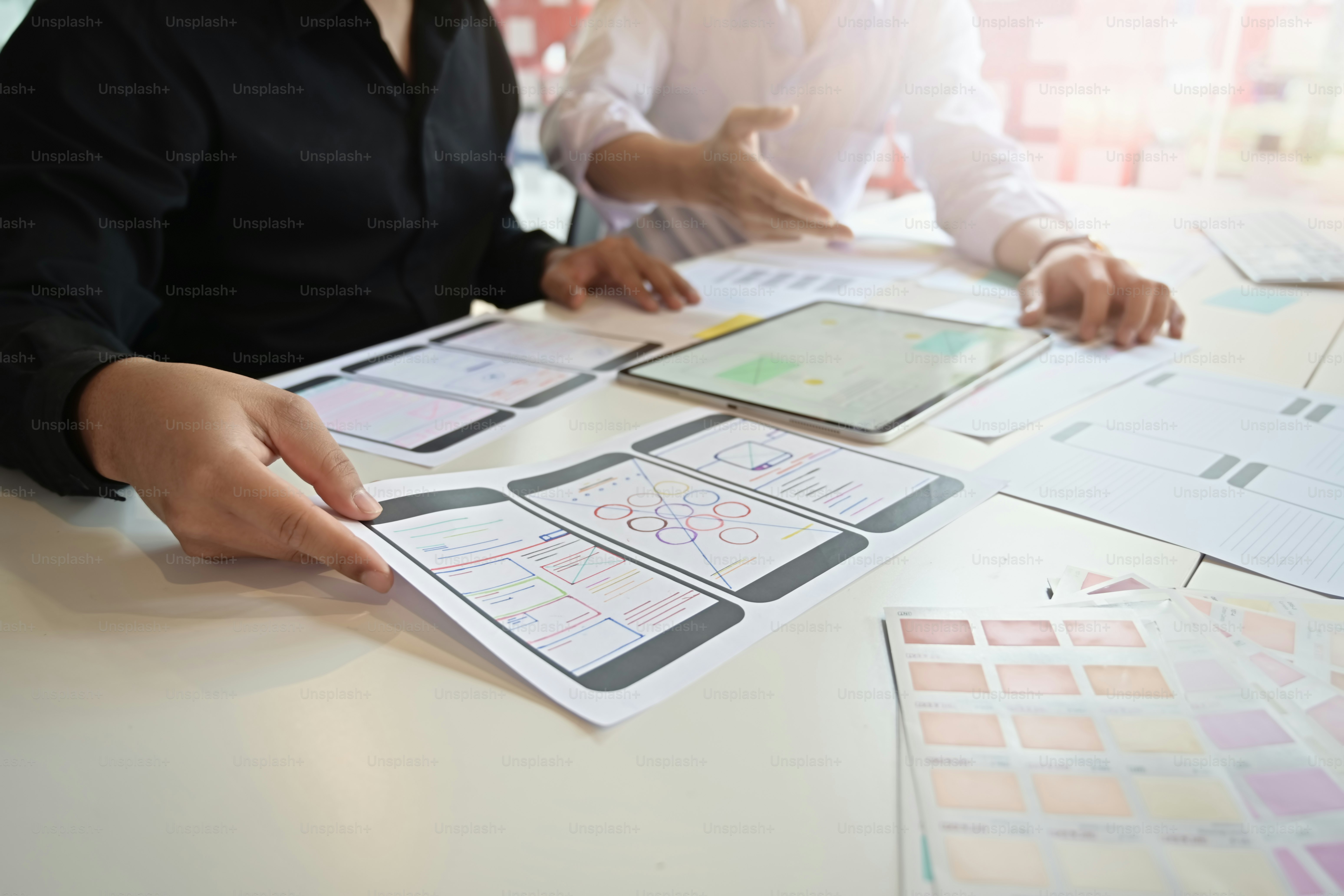 Foto cortada de designers de equipe desenhando o desenvolvimento de aplicativos UX UI do site