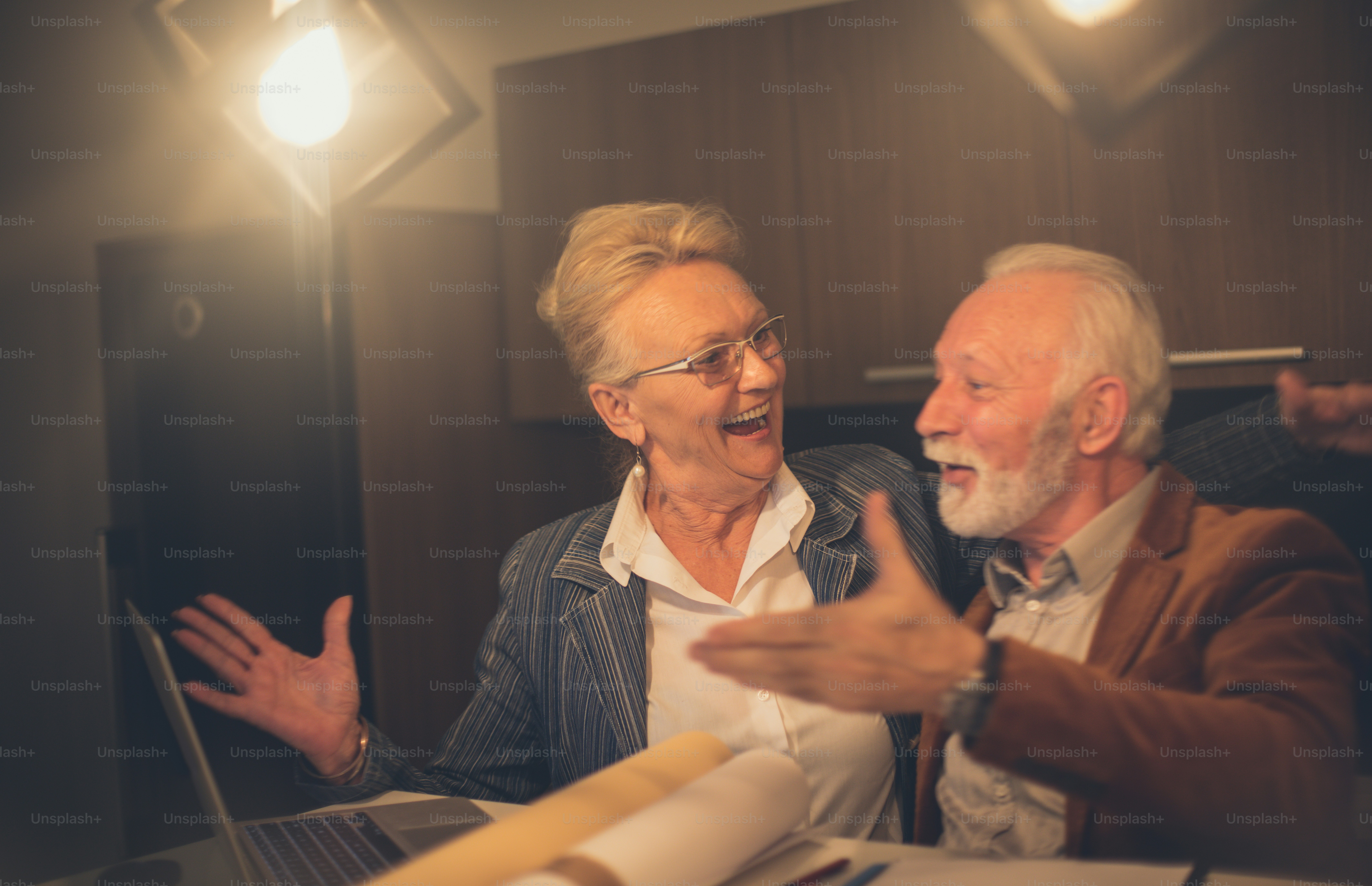 Que votre vie soit une chanson. Couple heureux senior.