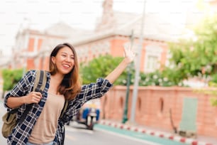 Reisende Backpacker asiatische Frau reisen in Bangkok, Thailand. Glückliche junge Frau, die eine Urlaubsreise an einem erstaunlichen Wahrzeichen verbringt und ihre Reise in der traditionellen Stadt genießt.