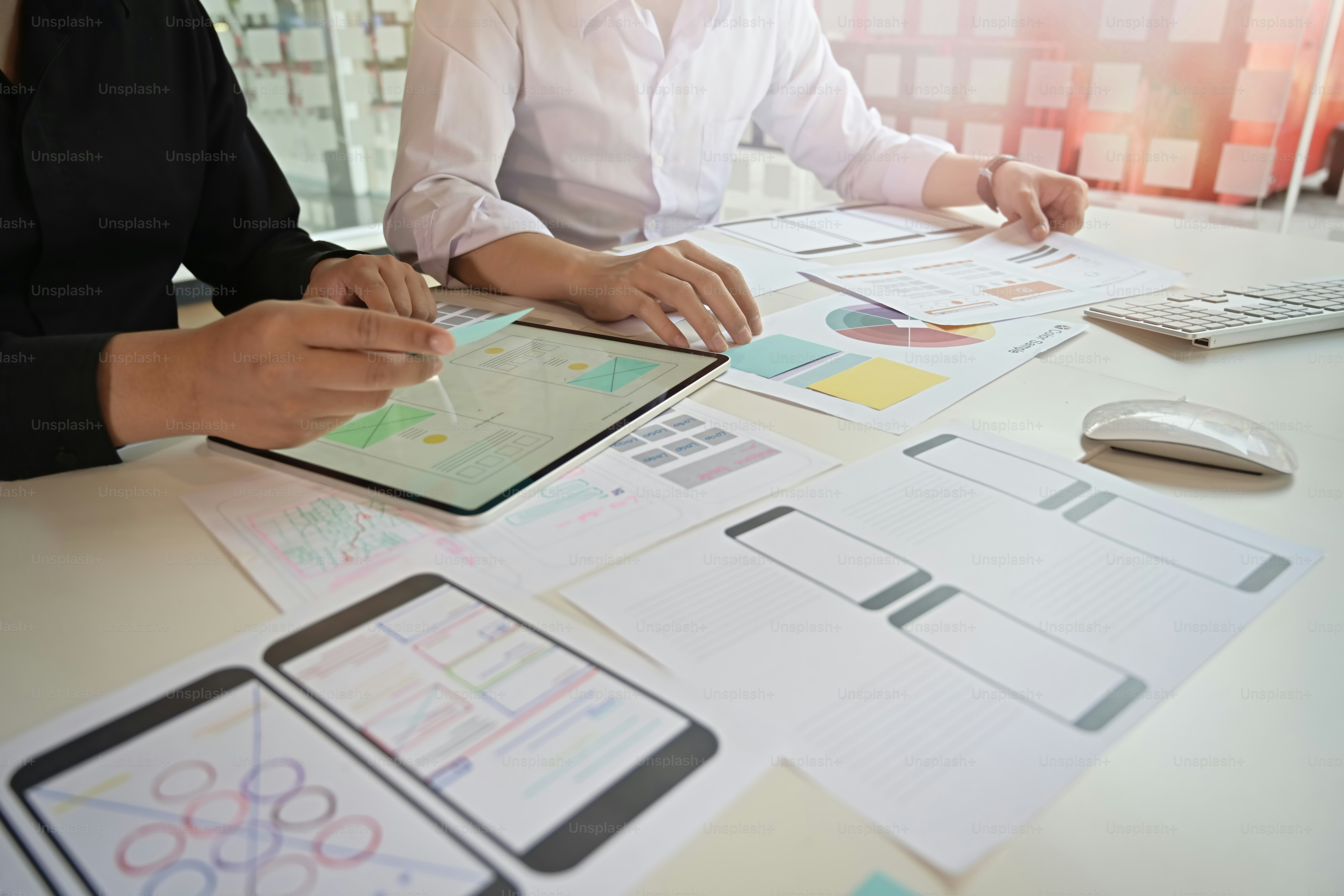 ux designer usando tablet projetando web marca layout do telefone móvel