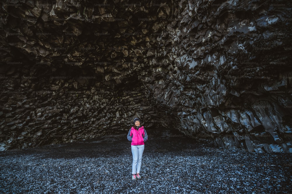 Grotta di roccia nera vulcanica sulla spiaggia di Reynisdrangar a Vik, Islanda meridionale.