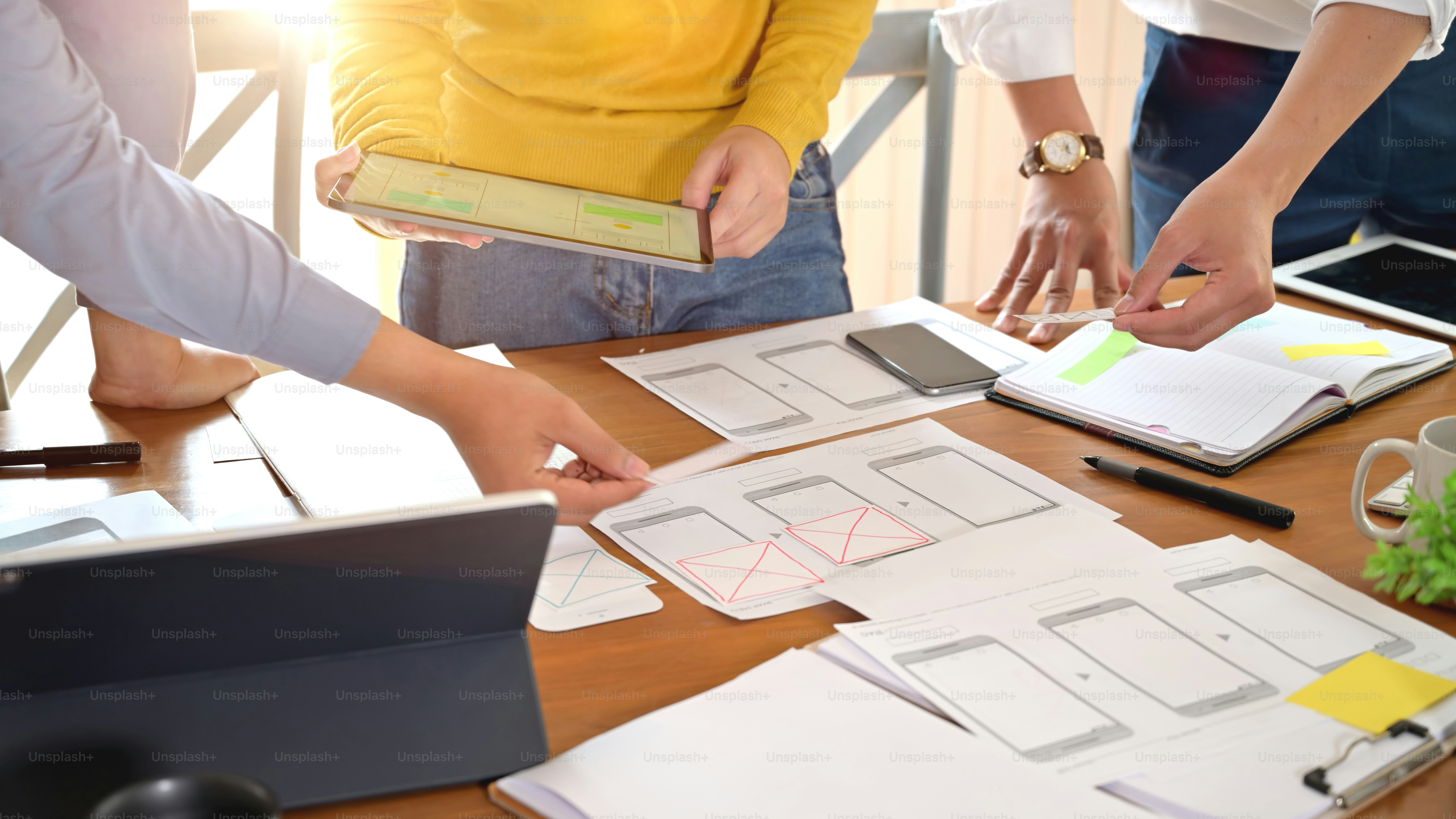 Team ux designer kreative grafische planung anwendungsentwicklung ein prototypisches smartphone-layout." t