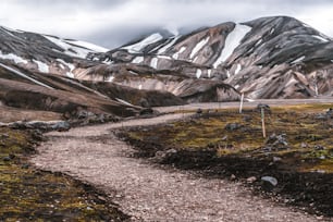 Bella strada in polvere di ghiaia Landmanalaugar sull'altopiano dell'Islanda, Europa. Terreno fangoso e duro per veicoli 4x4 4WD estremi. Il paesaggio di Landmanalaugar è famoso per il trekking naturalistico e l'escursionismo.