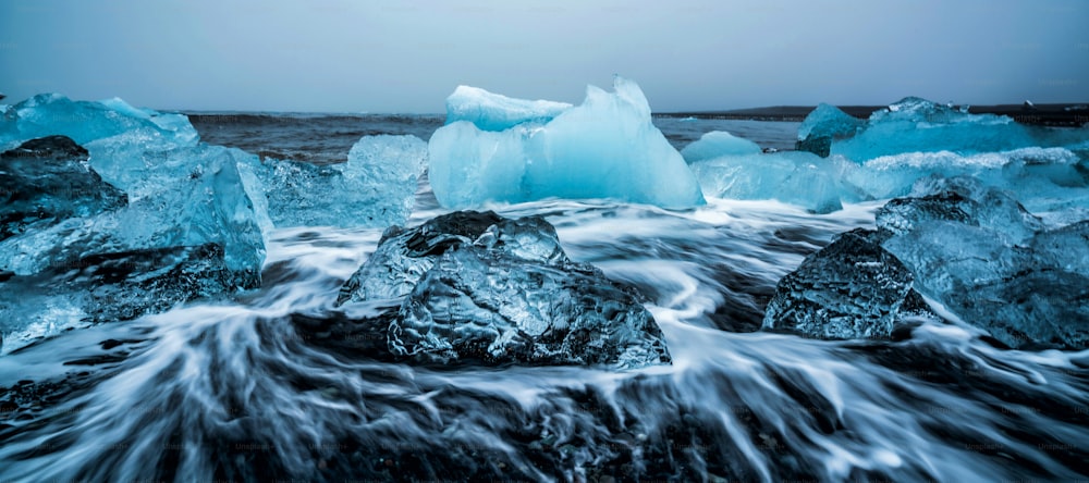 Icebergs en Diamond Beach en Islandia. El hielo congelado en la playa de arena negra conocida como Diamond Beach fluye desde la hermosa laguna glaciar de Jokulsarlon en el Parque Nacional de Vatnajökull, sureste de Islandia, Europa.