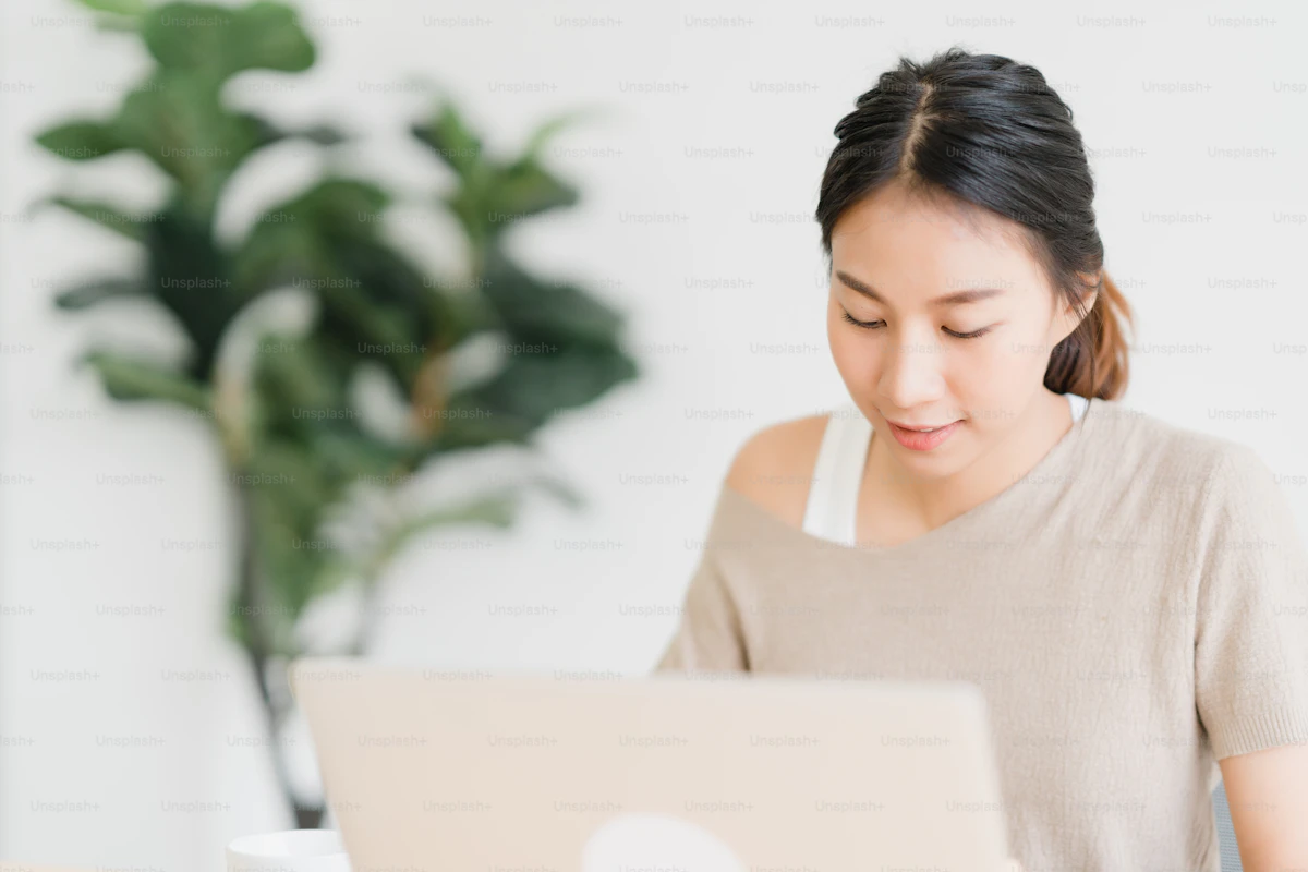 Entrepreneuse travaillant sur sa boutique en ligne depuis son bureau a domicile au Quebec
