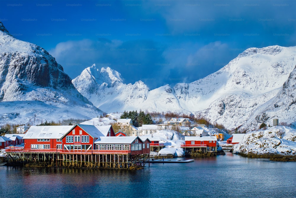 Tradizionale villaggio di pescatori A sulle isole Lofoten, Norvegia con case rorbu rosse. Con la neve in inverno