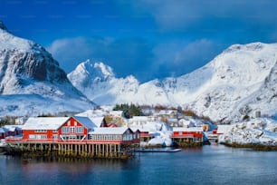 Traditionelles Fischerdorf A auf den Lofoten, Norwegen mit roten Rorbu-Häusern. Mit Schnee im Winter