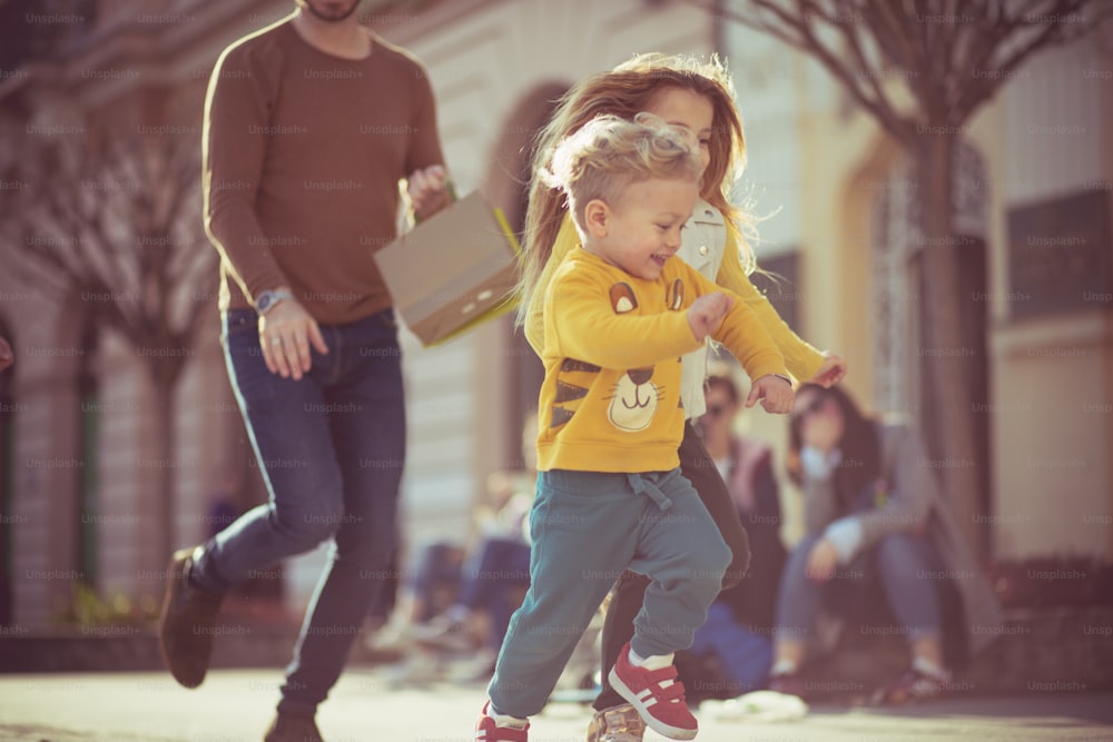 Lass ihre Kindheit glücklich sein. Vater mit Kindern in der Stadt.