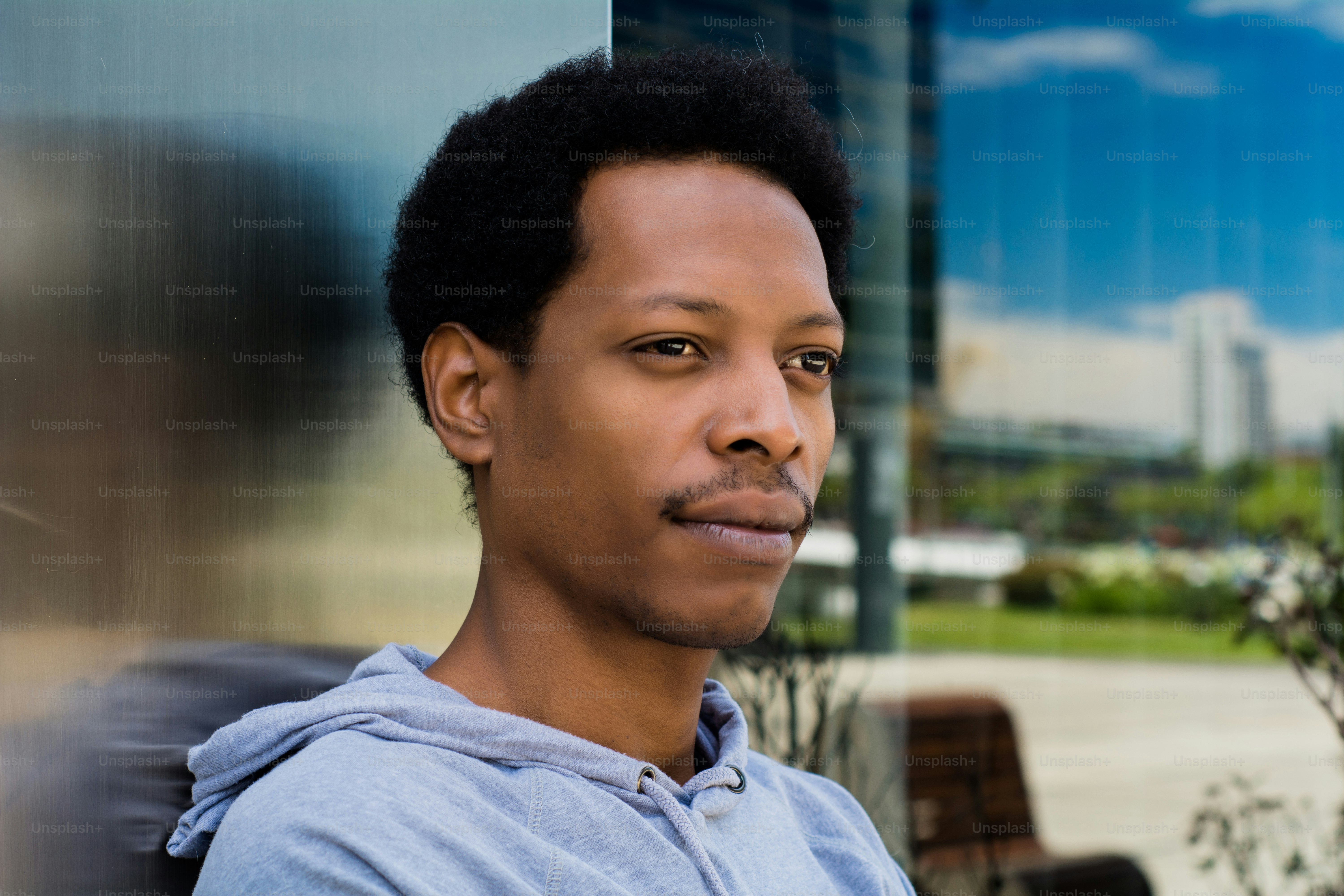 Portrait d’un jeune homme afro-américain en arrière-plan urbain.