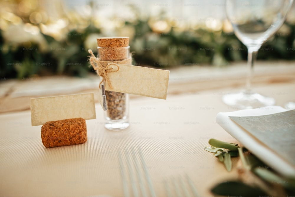 結婚披露宴会場の装飾されたダイニングテーブルの詳細。