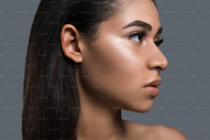 Concepto de belleza. Perfil de cerca de la expresión tranquila de la mujer. Su piel es sana y sedosa