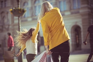 Come un migliore amico. Madre e figlia che fanno shopping in città.