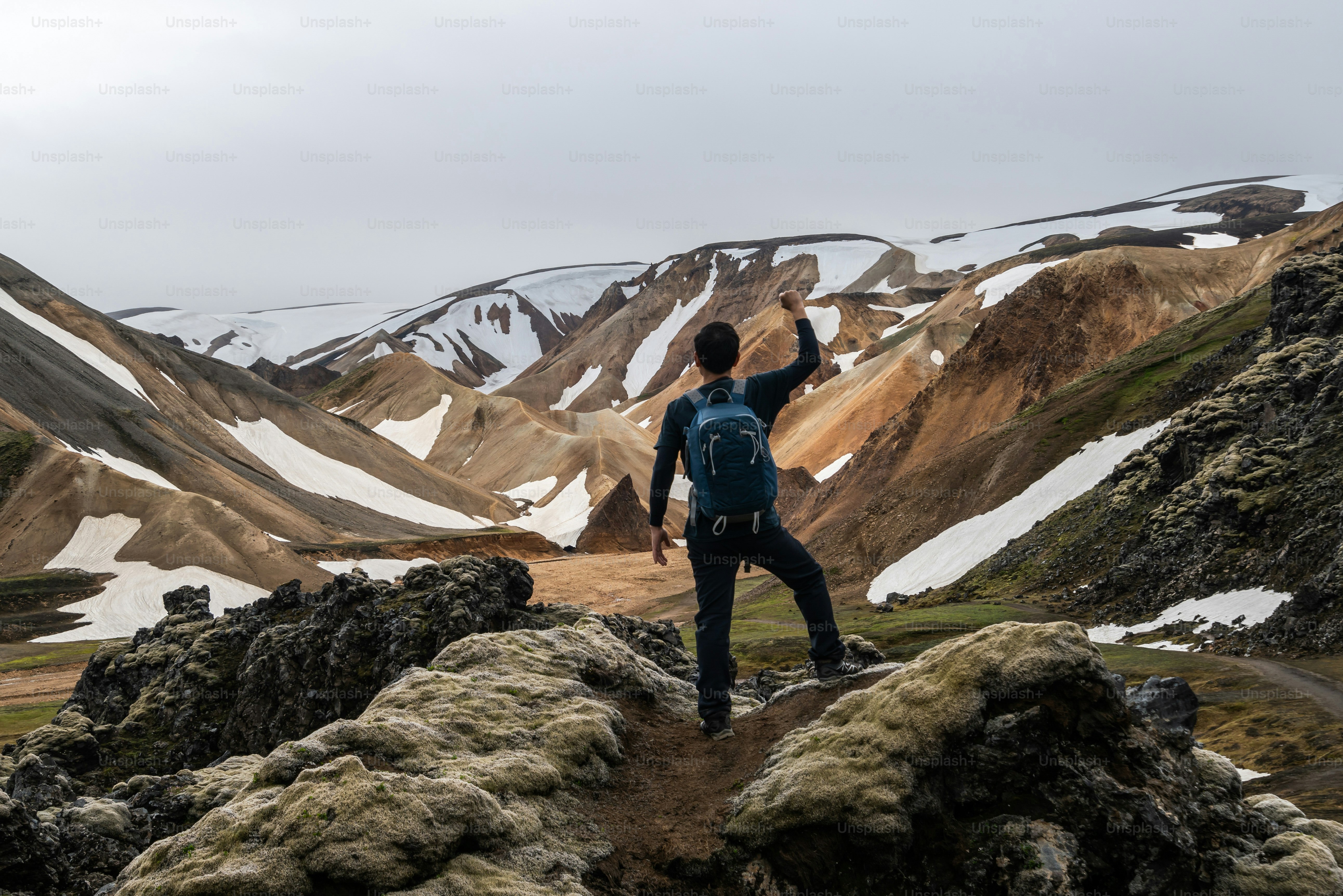 Caminhada do viajante na paisagem natural surreal de Landmannalaugar nas terras altas da Islândia, Nórdica, Europa. Belo terreno colorido de montanha de neve famoso pela aventura de trekking de verão e caminhada ao ar livre.