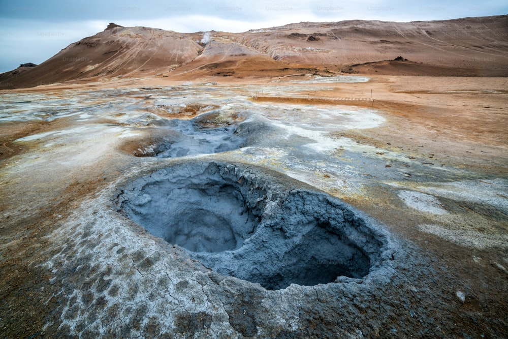 Hverir (isländisch: Hverarond) ist ein geothermisches Gebiet in Myvatn, Island. Hverir ist ein berühmtes Touristenziel in der Nähe des Myvatn-Sees, Krafla nordöstliche Region Islands, Europa.