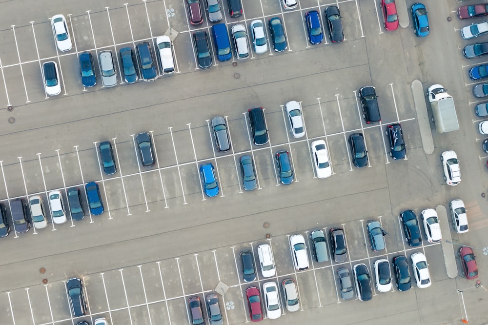 Luftbild von oben - Parkplatz in einem Wohngebiet der Stadt