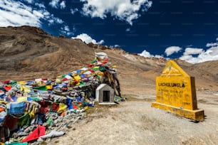 Lachulung la Pass (5.059 m) - passagem de montanha no Himalaia ao longo da rodovia Leh-Manali. Ladakh, Índia